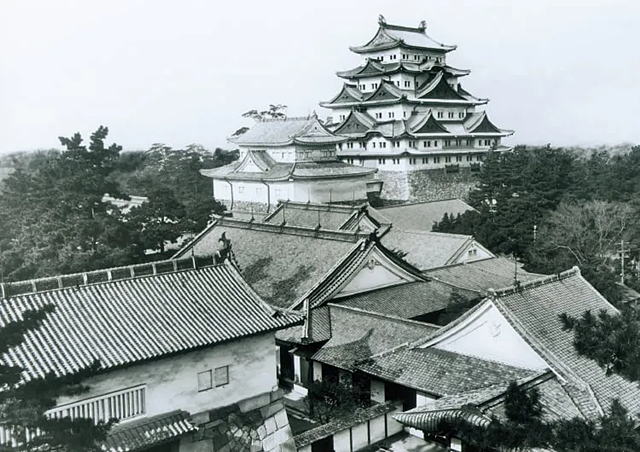 ���É���