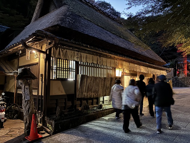 茅葺きの料亭　鮎の宿つたや